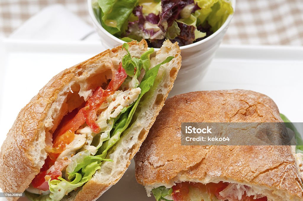 Con queso emmental sándwich panini con pollo y tomate - Foto de stock de Alimento libre de derechos