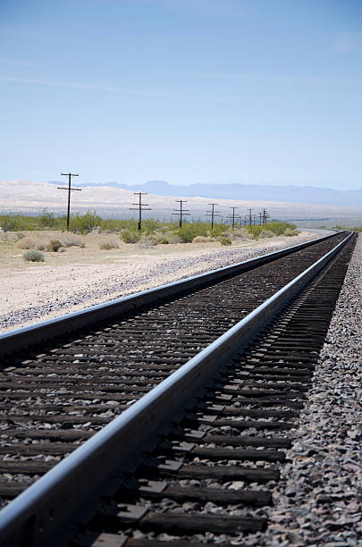 Vías de ferrocarril a través del desierto de Nevada Mohave - foto de stock