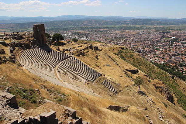 teatro de pergamum - baalbek imagens e fotografias de stock