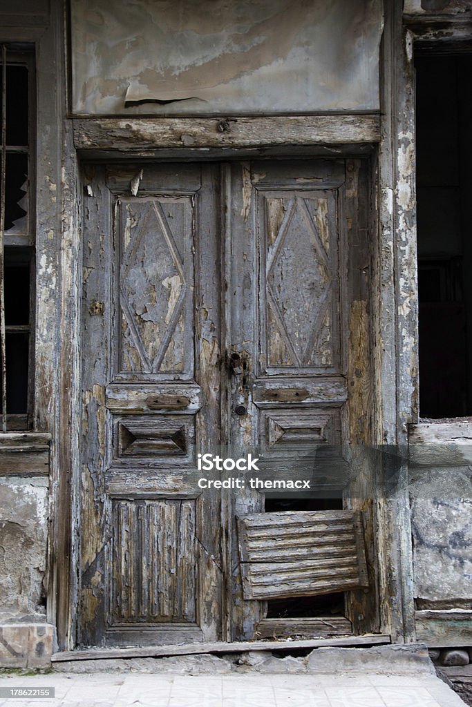 Porta de uma casa abandonada - Foto de stock de Abandonado royalty-free