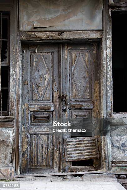 Foto de Porta De Uma Casa Abandonada e mais fotos de stock de Abandonado - Abandonado, Anti-higiênico, Antigo