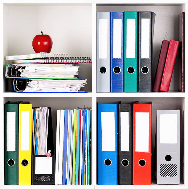 pastas em prateleiras - ring binder file document organization imagens e fotografias de stock