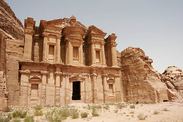 el deir, el monasterio, petra, jordania, medio oriente - petra antiquities jordan middle east fotografías e imágenes de stock