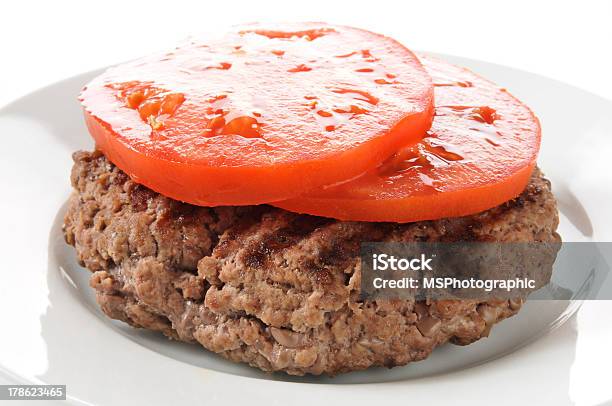 Photo libre de droit de Hamburger Patty De Rondelles De Tomate banque d'images et plus d'images libres de droit de Aliment - Aliment, Aliment en portion, Aliments et boissons