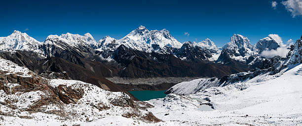 vista panoramica dell'himalaya vertici: everest, monte lhotse, nuptse - renjo la foto e immagini stock