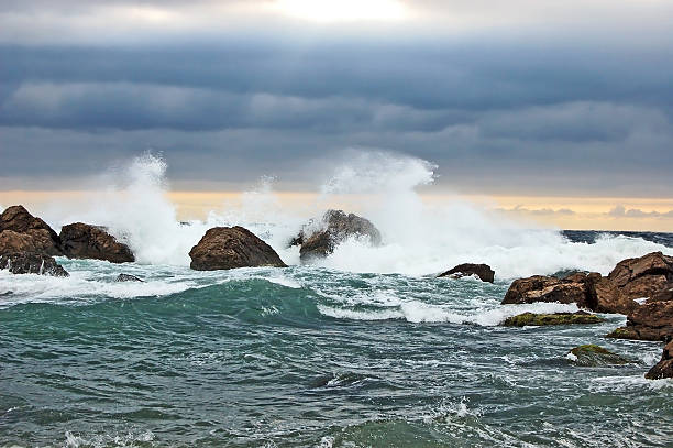 tormenta al lado del rock - skerries fotografías e imágenes de stock