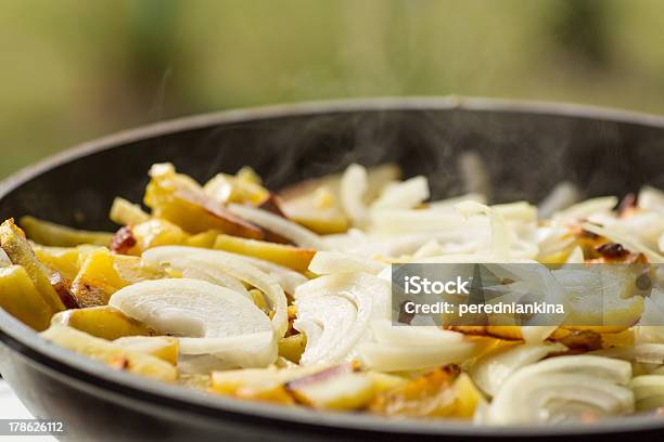 Smażone Ziemniaki - zdjęcia stockowe i więcej obrazów Cebula - Cebula, Fotografika, Gorąco