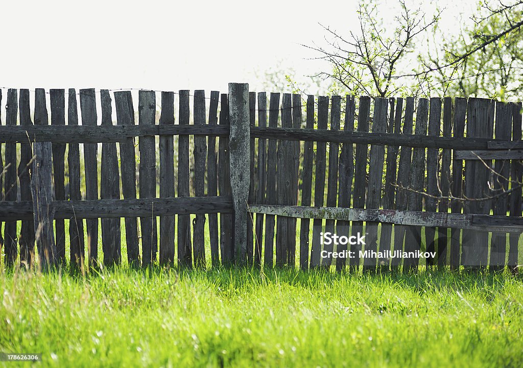 Alte ländliche hölzernen Zaun in der Nähe von frische grüne Gras - Lizenzfrei Dorf Stock-Foto