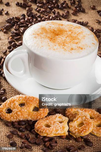 カプチーノのコーヒーとケーキ - カップのストックフォトや画像を多数ご用意 - カップ, カフェ, カフェイン