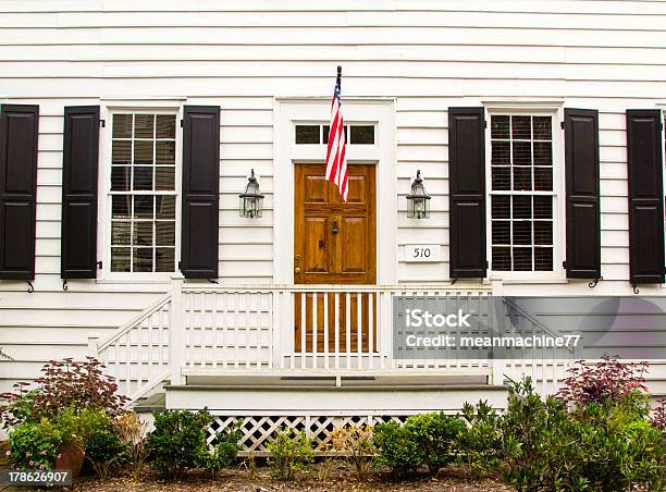 Marrom De Madeira Porta De Parede Branco Com Bandeira Americana - Fotografias de stock e mais imagens de Bandeira dos Estados Unidos da América