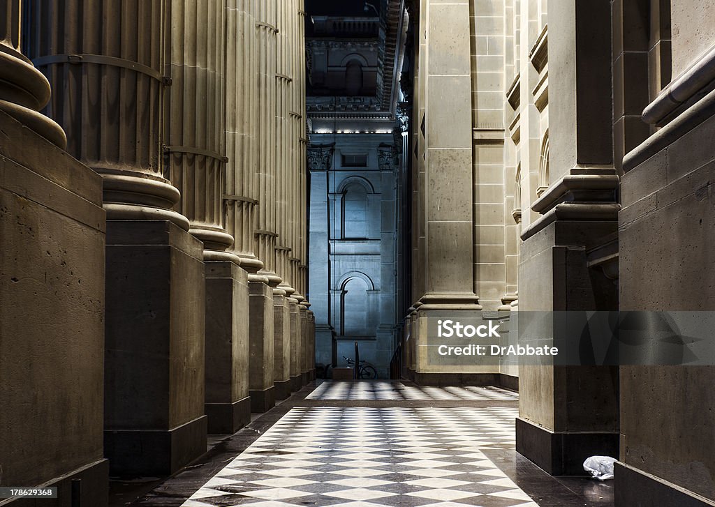 Neoclássico Colonnade, à noite - Foto de stock de Biblioteca royalty-free