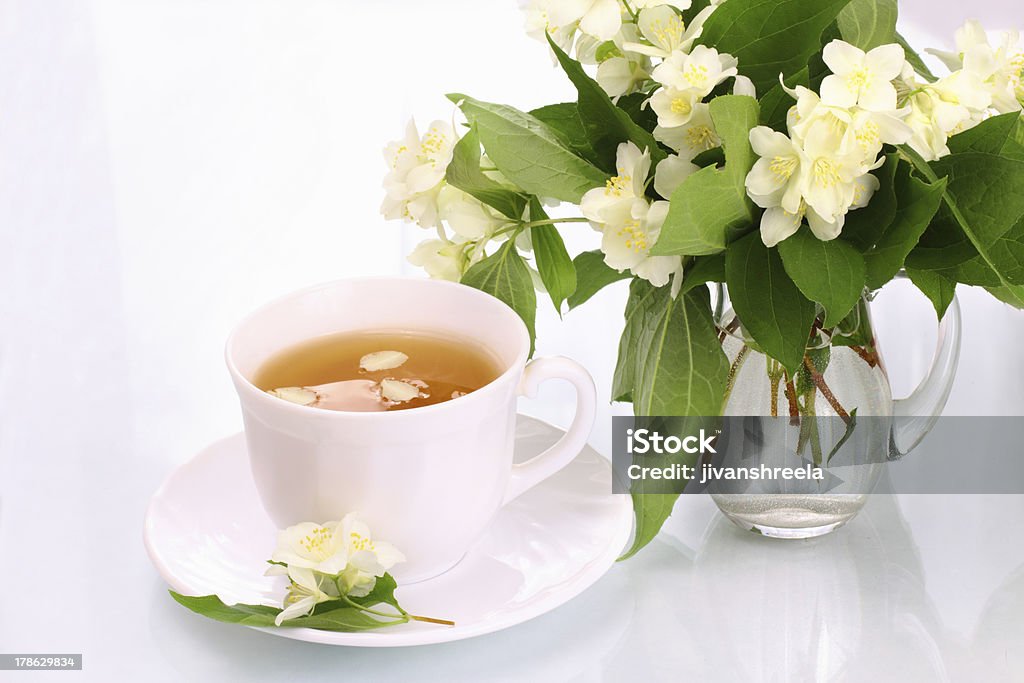 Tè di gelsomino e fiori - Foto stock royalty-free di Bellezza