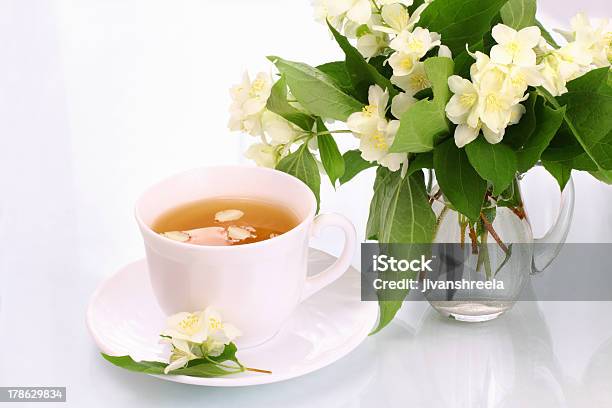 Chá De Jasmim E Flores - Fotografias de stock e mais imagens de Bebida - Bebida, Bebida Não Alcoólica, Beleza