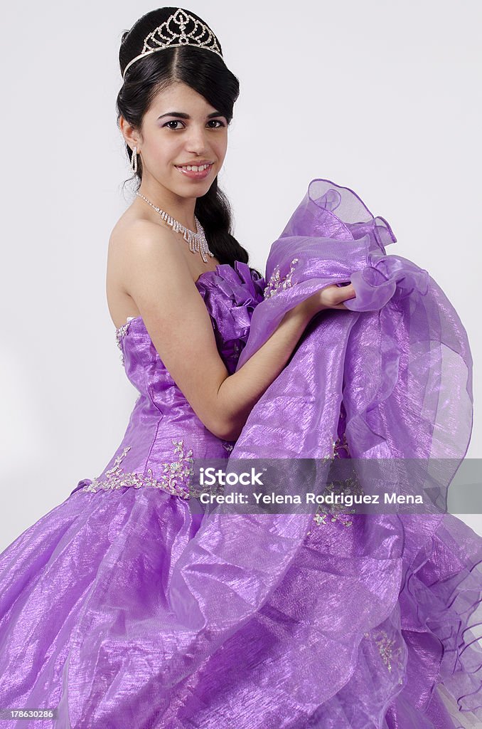 Chica joven en un vestido morado - Foto de stock de 14-15 años libre de derechos