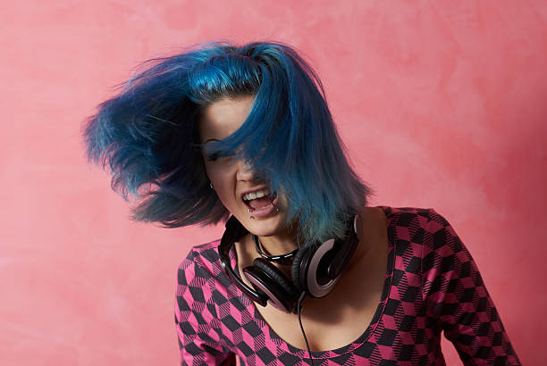 punk chica dj con el pelo teñido turqouise - bizarre women portrait pierced fotografías e imágenes de stock