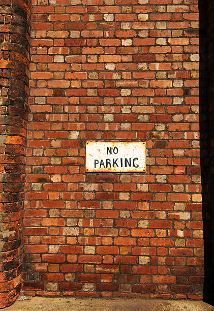 placa de proibido estacionar na parede de tijolo - sign rusty industry no parking sign imagens e fotografias de stock