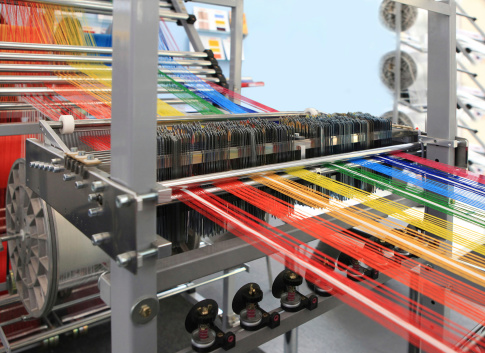 multi-colored yarns en la máquina textil photo