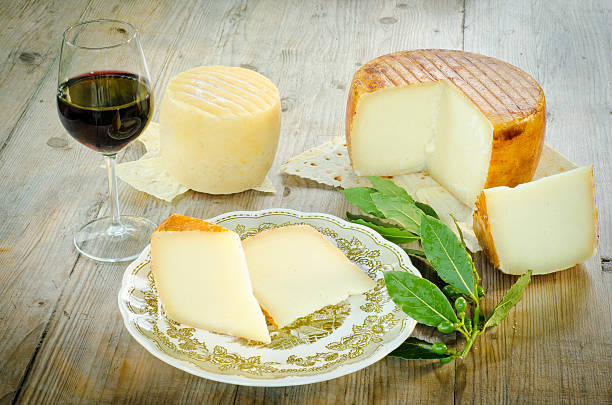 pecorino sardo - formaggio di pecora foto e immagini stock