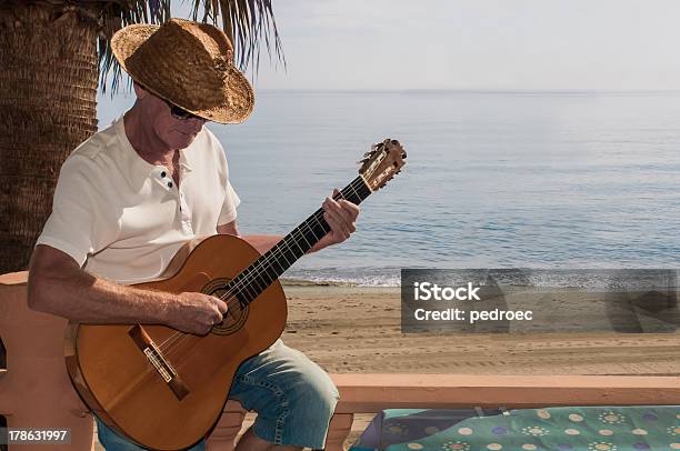 Guitarman Na Praia - Fotografias de stock e mais imagens de Chapéu de Sol - Chapéu de Sol, Guitarra, Adulto