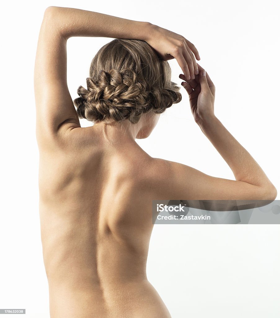 Ritratto di giovane donna con treccia acconciatura - Foto stock royalty-free di A petto nudo