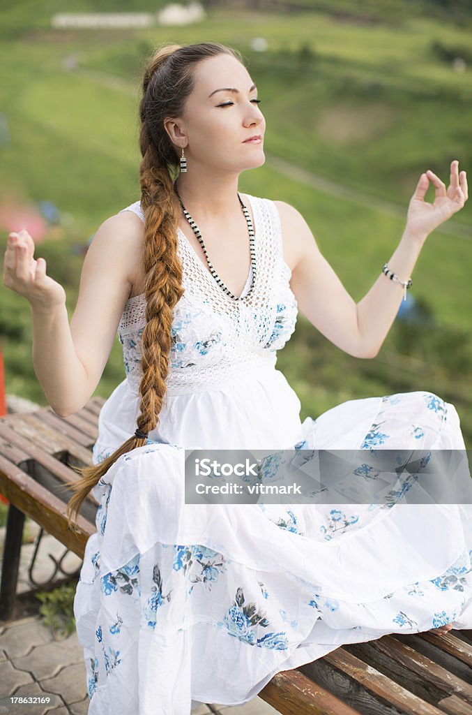 Schwangere Frau in yoga-pose auf Natur - Lizenzfrei Almaty Stock-Foto