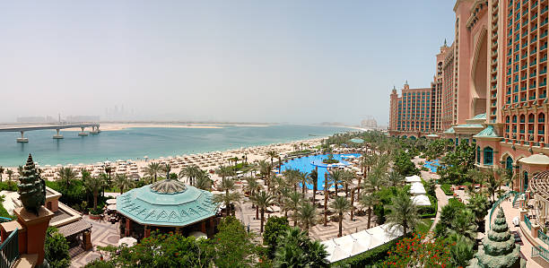 panorama z hotel atlantis palm beach, dubai, zjednoczone emiraty arabskie - atlantis the palm zdjęcia i obrazy z banku zdjęć