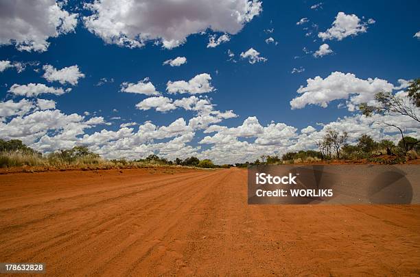 Outback Road Foto de stock y más banco de imágenes de Aire libre - Aire libre, Aislado, Arena