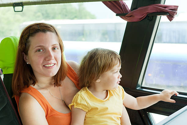 madre e figlio in autobus commerciale - bus family travel destinations women foto e immagini stock