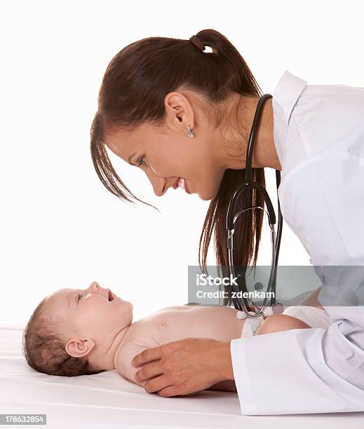 Feminino Médico E Uma Criança - Fotografias de stock e mais imagens de Adulto - Adulto, Bebé, Bebés Meninas