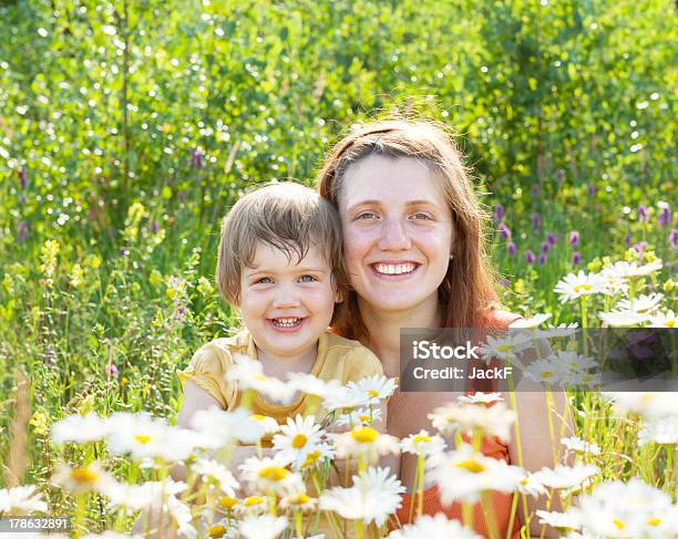 Счастливая Женщина С Baby В Виде Маргариток Растение — стоковые фотографии и другие картинки 2-3 года
