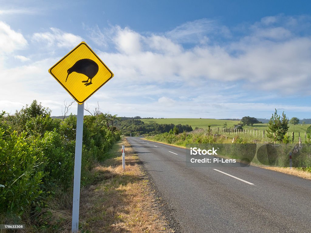 たキウイ Crossing Roadsign NZ rural road - ニュージーランドのロイヤリティフリーストックフォト