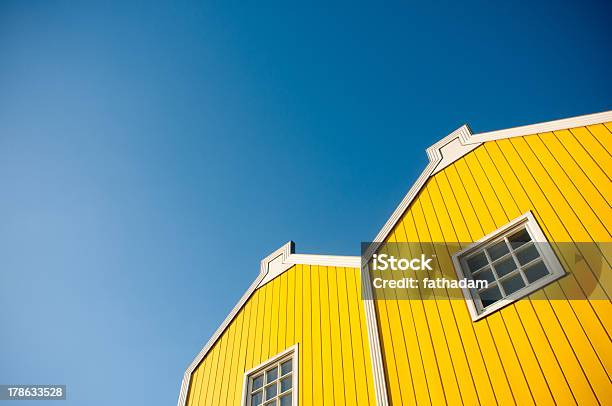 Foto de Moderna Casa Amarela Com Céu Azul e mais fotos de stock de Alto contraste - Alto contraste, Amarelo, Apartamento