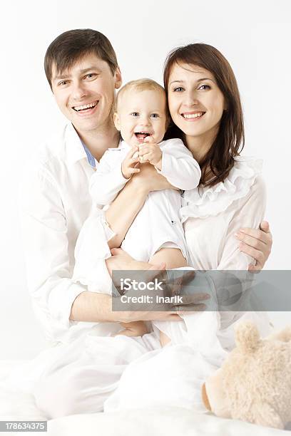 Szczęśliwa Rodzina Dziecka I Uśmiech - zdjęcia stockowe i więcej obrazów Białe tło - Białe tło, Biały, Chłopcy
