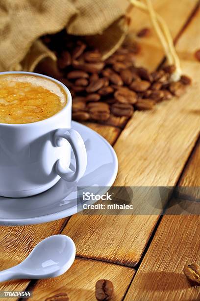 Foto de Composição De Café Na Mesa De Madeira e mais fotos de stock de Antigo - Antigo, Assado, Bebida