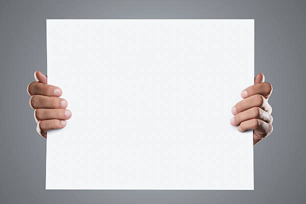 manos sosteniendo una tarjeta en blanco con espacio de copia - sujetar fotografías e imágenes de stock