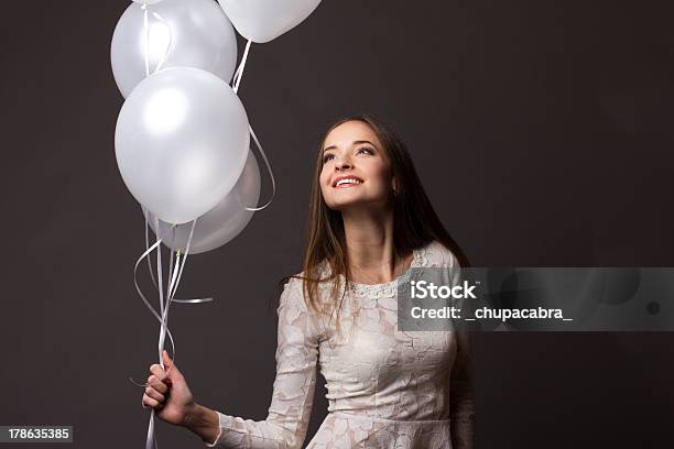 Mulher Na Academia Com Balões Brancos - Fotografias de stock e mais imagens de 20-29 Anos - 20-29 Anos, Adulto, Balão - Enfeite