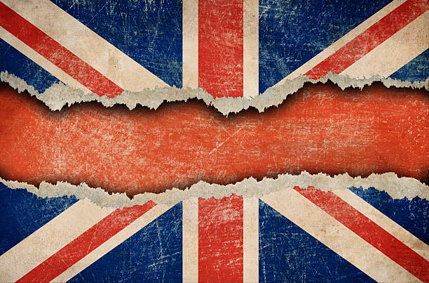 grunge bandeira britânica no papel rasgado - english flag british flag flag grunge imagens e fotografias de stock