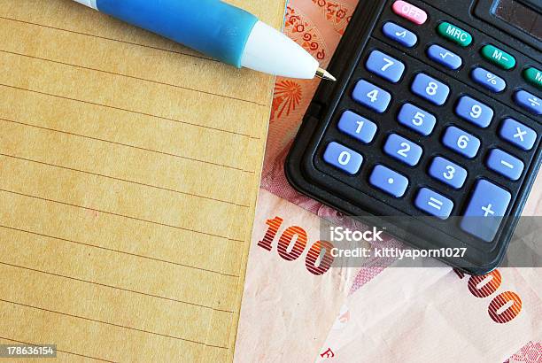 Foto de Contando E Cálculo e mais fotos de stock de Calculadora - Calculadora, Caridade e assistência, Conceito