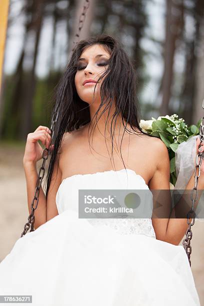 Fugitivo Noiva - Fotografias de stock e mais imagens de Noiva - Noiva, Adulto, Ao Ar Livre