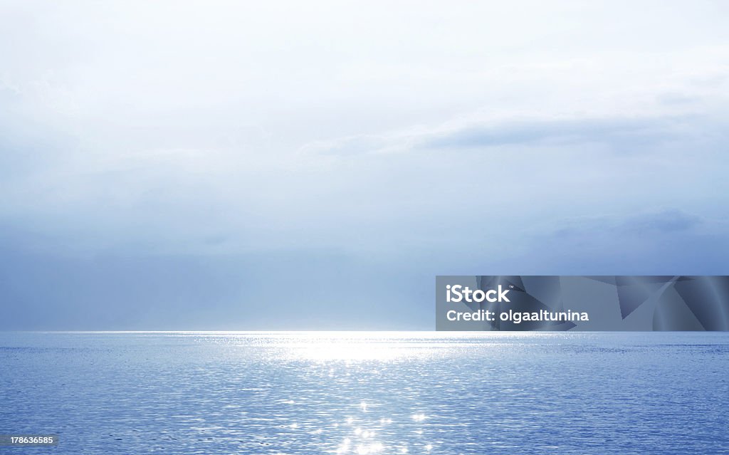 Bellissimo paesaggio marino blu - Illustrazione stock royalty-free di Mare