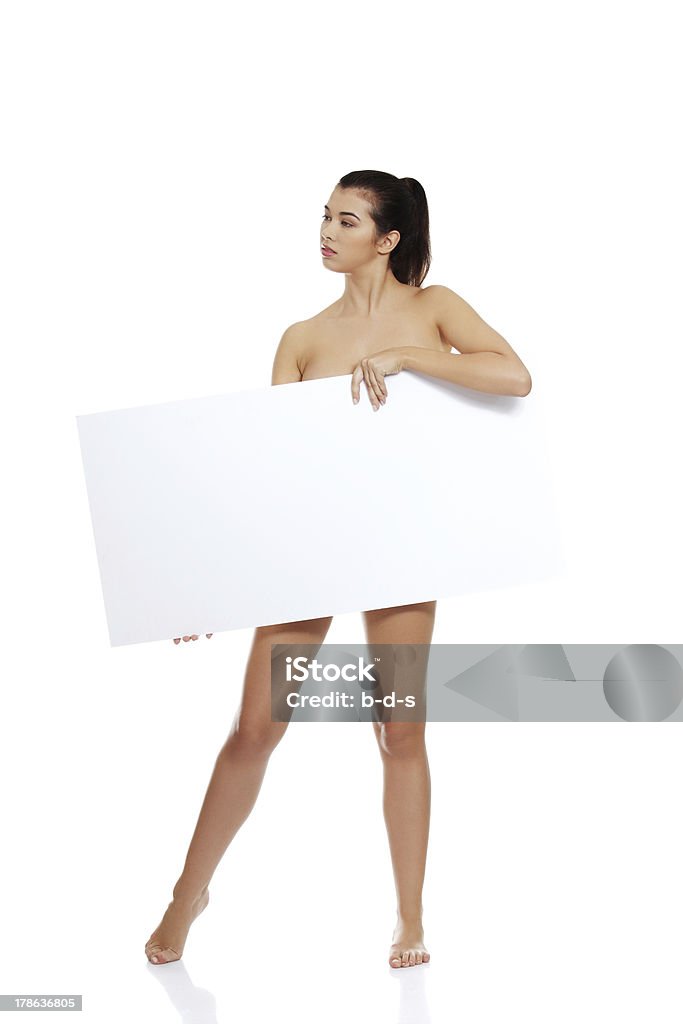 Desnudo mujer bella que cubre con caja de conexiones. - Foto de stock de Desnudo libre de derechos