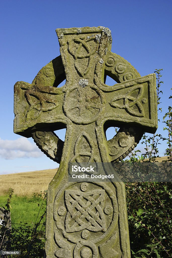 Primo piano della vecchia pietra Croce celtica testa - Foto stock royalty-free di Antico - Condizione