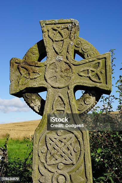 Zbliżenie Stary Kamień Krzyż Celtycki Head - zdjęcia stockowe i więcej obrazów Anglia - Anglia, Anglia Północno-wschodnia, Archeologia