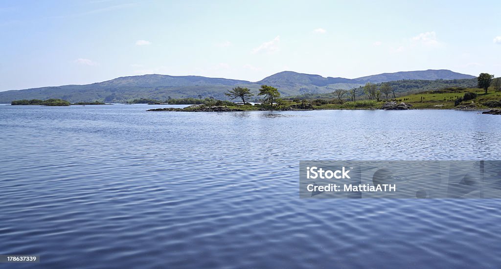 Lago circondato da colline - Foto stock royalty-free di Acqua