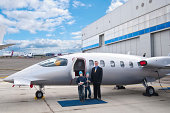 familie-stehend-von-business-jet.jpg?b=1&s=170x170&k=20&c=IxoSm8snO8AkaBOLDesnzknQwpPa5vm6A85do2jFEa0=