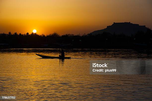 Barco Fort Atardecer Lago Dal Srinagar Cachemira India Foto de stock y más banco de imágenes de Agua