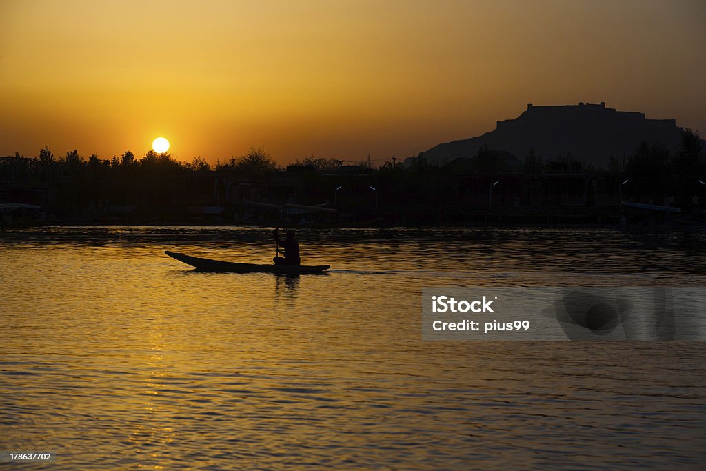 Barca Fort tramonto Lago Dal Srinagar Kashmir India - Foto stock royalty-free di Acqua