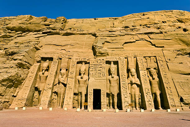 fachada de la pequeña templo en abu simbel - templo de nefertari fotografías e imágenes de stock