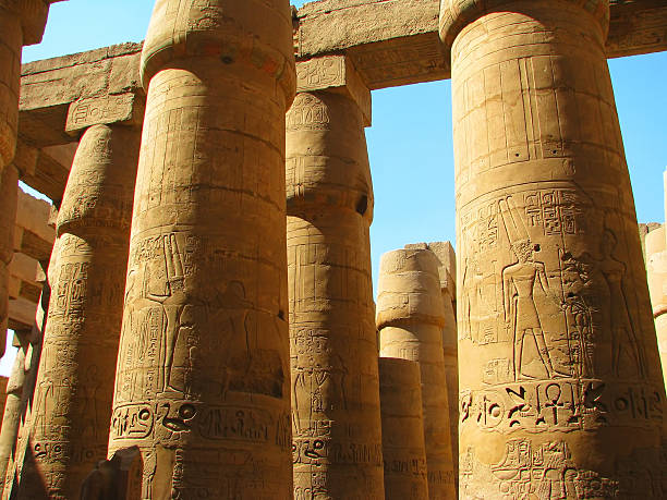 colonne di pietra scolpita egiziana antica geroglifico nel tempio di karnak - tomb sarcophagus pharaoh temple of luxor foto e immagini stock