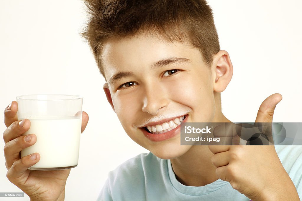 Мальчик пить молоко - Стоковые фото Белый роялти-фри